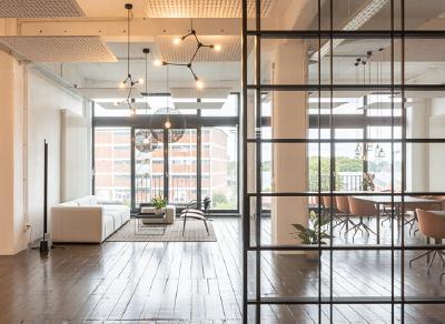 Einladend und weitläufig ist das neue Arbeitsloft "M-Lab" der Agentur Monsun Media in Bremen. Ein gutes akustisches Raumklima schaffen die dezent von der Decke abgehängten Rossoacoustic Pads der Nimbus Group / Foto: POPO Sitzmöbel und Stehschränke GmbH, Patrick Drescher