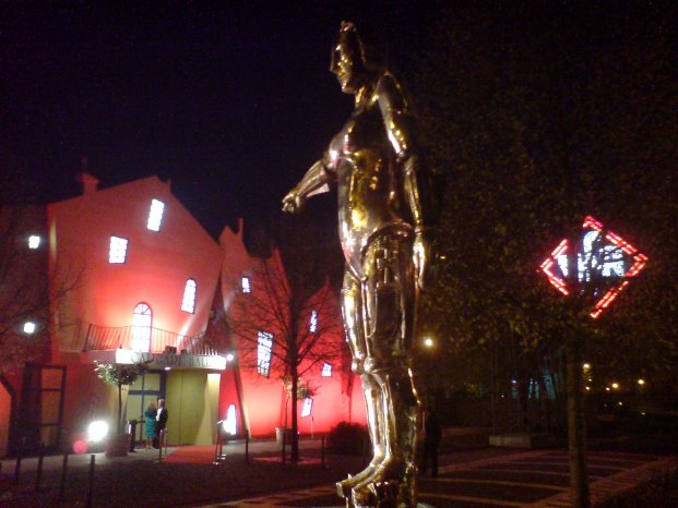 Caligari Halle bei Nacht.JPG