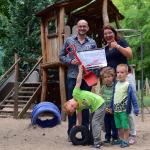 Marcel Orban übergab den symbolischen Scheck im Namen des Klassik Motorsport e.V. an Kita-Leiterin Susanne Specht