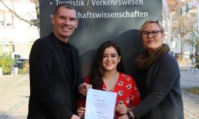 Die diesjährige DAAD Preisträgerin Paola Jimenez, freut sich über den Preis und wird damit ihre Netzwerkarbeit ausbauen. v.li.: Joachim Mayer, Paola Jimenez, Susanna Ripp / Foto/Hochschule Worms