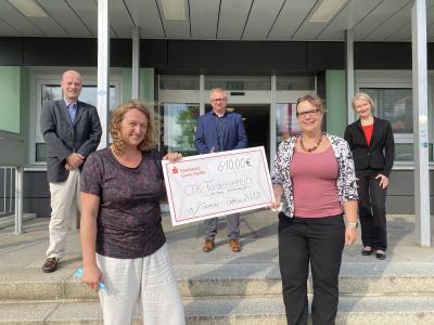v.l.n.r. (Vorstand Verein mit Spenderin) PD Dr. Georg Schwabe, Sylvia Thomas, Vorstandsvorsitzender Maik Bethke, PD Dr. Christina Rogalski (Ärztliche Direktorin), Annett Szirbek