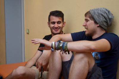 Junge Sprachpaten mit ihren Sprachpartnern im Gespräch. Foto: obx-news/Gemeinsam leben und arbeiten in Europa e.V.