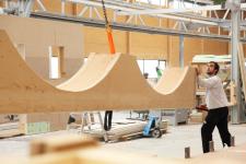 Auch der Holzbau ist derzeit von Lieferengpässen betroffen, was die Disposition und Termine auf Baustellen ins Wanken bringt. Foto: AMH