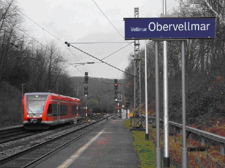Zug im Bahnhof Obervellmar.tif