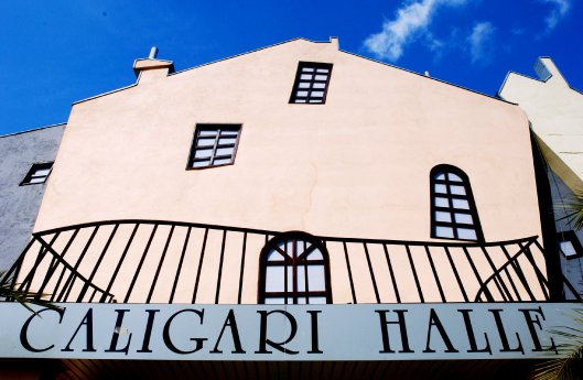 Caligari Halle im Filmpark Babelsberg mit expressionistischer Fassade_Foto_Filmpark Babelsberg_8.jpg