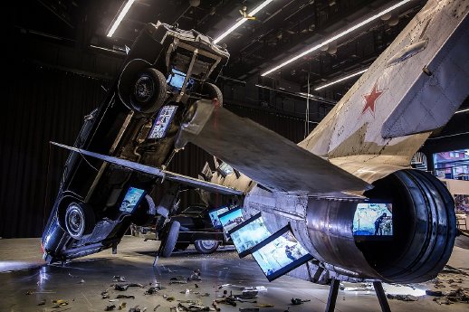 BR_Ironie_des_Schicksals_02 - Die Bilder sitzen in Flugzeug und Fahrzeugen wie Fremdkörper.jpg
