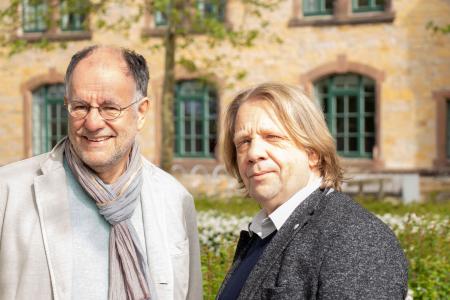 Neu an der Hochschule Osnabrück: Christian Müller-Hergl (links) und Detlef Rüsing leiten seit April das Dialogzentrum Leben im Alter, das unter dem Dach des Deutschen Netzwerks für Qualitätsentwicklung in der Pflege (DNQP) auf dem Caprivi-Campus angesiedelt ist. Foto: Hochschule Osnabrück/ Isabelle Diekmann