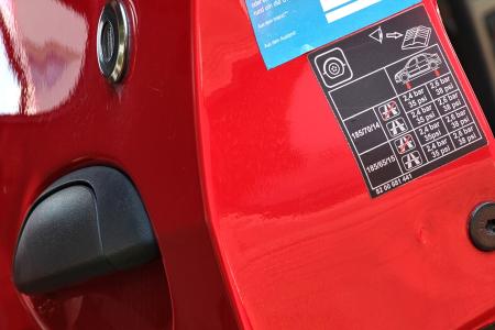 Informationen zum Reifendruck befinden sich meist auf dem Türholm. In Neuwagen warnt ein Reifendruckkontrollsystem (RDKS) mit Hilfe des Universalsensors IntelliSens bei zu niedrigem Luftdruck.