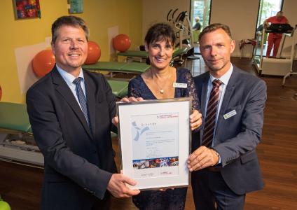 Fröhliche Stimmung zur Aufnahme in die 'Partnerschaft Umwelt Unternehmen' (PUU) (v.l.n.r.): Umweltsenator Dr. Joachim Lohse, Dr. Manju Guha, Ärztliche Direktorin und Christian Wolkenhaar, Geschäftsführer der Residenz-Reha-Kliniken GmbH