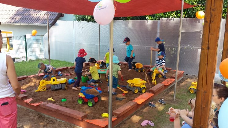 Die Kinder entdecken den neuen Spielplatz_Kita Lossa.jpg