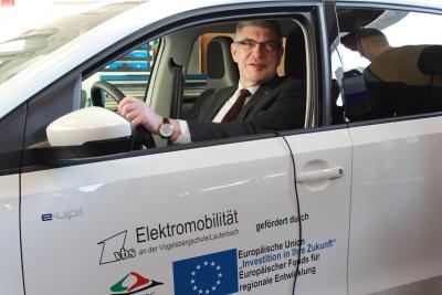 Landrat Manfred Görig in dem Wagen, der dank EU-Mittel angeschafft werden konnte