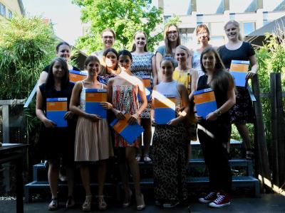 Maßschneiderinnen 2019: (Hinten v.l.n.r.): Elke Gonser, Bereichsleiterin, Carole Enderlin, Anna-Lena Denzler, Bianca Beck von der Handwerkskammer Reutlingen, Esther Judith Maisch, (Mitte v.l.n.r): Annika Modis, Jana- Vanessa Höschele und Agnes Sachs, (Vorne v.l.n.r.): Lisa Meininger, Anna Henninger, Hanna Eichbichler, Adina Würth und Lorena Urbon