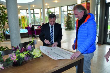 Die Bilder zeigen die Scheckübergabe am 3. Januar im Foyer des Klinikums Christophsbad