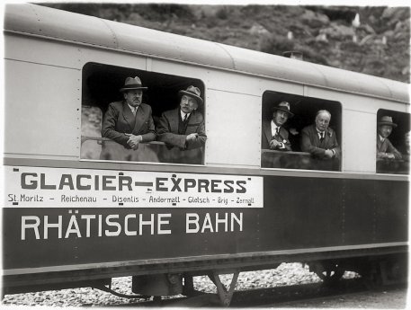 DAMALS1_Eroeffnungsfahrt_mit_Bundesraete_Haab_und_Welti © by Glacier Express.jpg