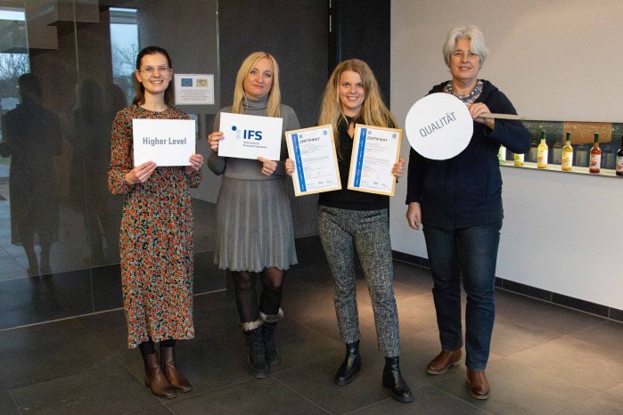 Caroline Huber, Diana Köfer, Stephanie Moßbacher und Dr. Karin Huber freuen sich über die IFS-Er.jpg