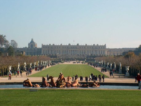 VIP-Tour Versailles & One Nation Paris Shopping im Bus1.jpg