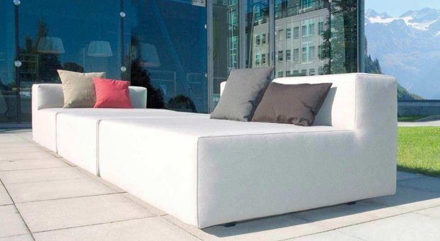 exklusive-luxus-outdoormoebel-auf-terrasse.jpg
