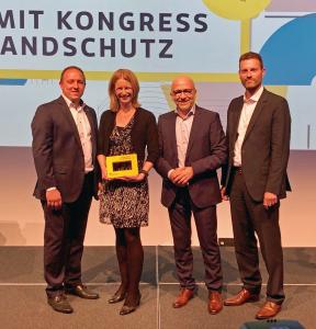 Günther Oster (Leitung Media Sales), Kerstin Holzhüter (Leitung Marketing), Günter Ruhe (Geschäftsführung) und André Gesellchen (Leitung Programm) nahmen in Berlin den Award stellvertretend für das gesamte FeuerTrutz-Team entgegen / Foto: FeuerTrutz