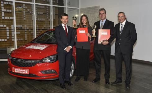 Andreas Marx, Direktor Produktmarketing Opel/Vauxhall und Alexander Cohrs-Hentschel, stellvertretender Chefredakteur überreichen den Siegern der Fahrsicherheitsaktion "Deutschlands beste Autofahrer" Heidrun Kuhlmann und Markus Dewald symbolisch ihre neuen Astra