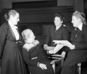 Die Mütter des Grundgesetzes (Foto: Erna Wagner-Hehmke, Haus der Geschichte, Bonn): v.l.: Helene Wessel, Helene Weber, Frieda Nadig und Elisabeth Selbert