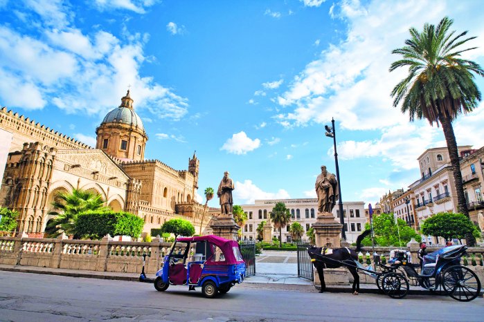 ┬®_Paolo Certo_alamy_2HE7MWH_palermo_ape.jpg