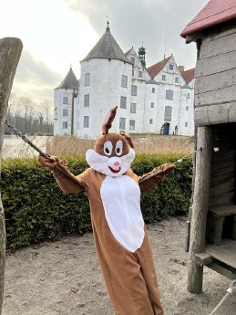 Osterhase_Schloss Glücksburg_Tau_hochkant_c-GLC_RRoeschmann (3).jpg