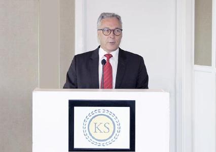 Rüttelte das Auditorium mit seiner Festrede auf: Prof. Dr. jur. Dieter Müller anlässlich der Preisverleihung des Automobilclub KRAFTFAHRER-SCHUTZ e.V. (KS) Anfang Juli in München.