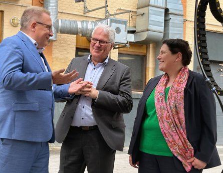 Bild_ Prof._Dr._Peter_Britz_im_Gespraech_mit_Ministerin_Melanie_Walter.JPG