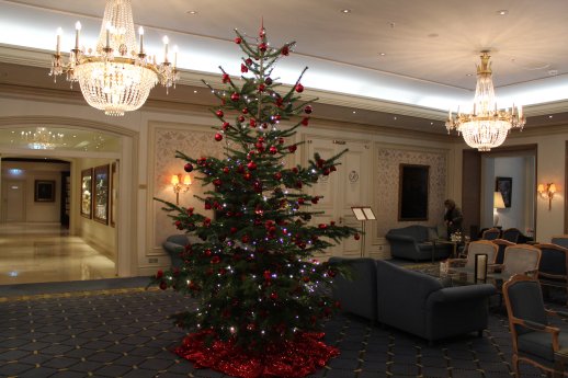 Weihnachtsbaum im Steigenberger Frankfurter Hof.jpg