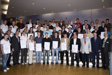 Geballte Weiterbildungs-Elite: Zu einem Gruppenfoto präsentierten sich die erfolgreichen Kursteilnehmerinnen und Kursteilnehmer dem Fotografen.