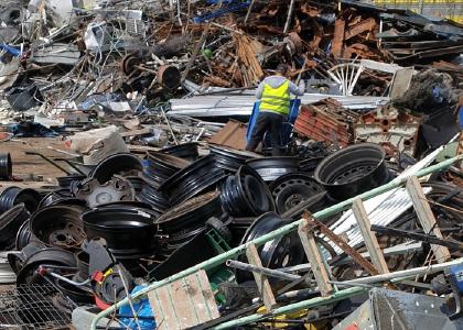 Wer Schrott beim Schrotthändler abgibt oder von einem mobilem Schrotthändler Waltrop abholen lässt, kann aus Schrott Geld machen. Denn Schrott – anders als im Sprachgebrauch für etwas Wertloses verwendet - ist durchaus wertvoll. Denn Schrott ist Müll, der aus Metall besteht oder viel Metall enthält. Dieses Altmetall kann als Rohstoff wieder verwendet werden