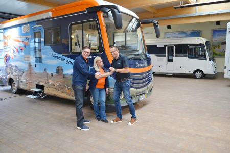 Markus Freitag (rechts) übergibt Brigitte und Achim Reinhold offiziell das neue Peggy Peg Mobil