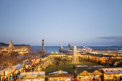 Konstanz-Weihnachtsmarkt-Stadtgarten-Hafen-Weihnachtsbeleuchtung-Imperia-Abend-01_Copyright.gif