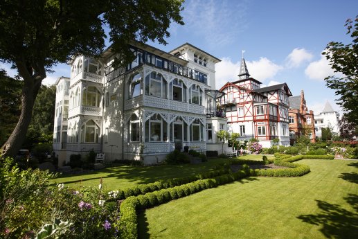 Haus-Haiderose-und-Villa-Quisisana-an-der-Strandpromenade-Foto-Kurverwaltung-Ostseebad-Binz.jpg