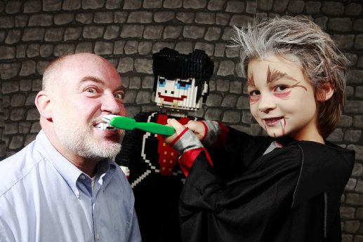Lego.Dr. W Schmiedel mit Vampir Sina (9, r.) und Graf LEGOLA (Mitte) zu Halloween im LEGOL.jpeg