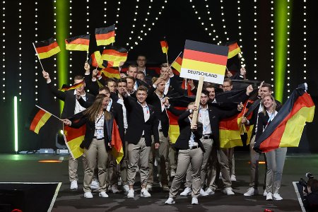 Die Deutsche Berufe-Nationalmannschaft betritt jubelnd die Bühne bei der Eröffnungsfeier der EuroSkills Graz 2021. (Foto: EuroSkills Graz 2021 / Hans Oberlaender)