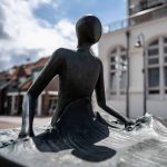 Auf der Insel Juist sind an vielen Ecken kleine und große Kunstwerke zu finden. So auch die bekannten Strandlooper-Figuren aus Bronze, die den Hauptweg an der Strandstraße zum Strand säumen