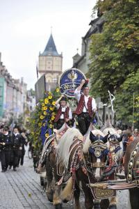 Der große Trachtenauszug mit mehr als 3.300 Teilnehmern in 80 Trachten-, Tanz- und Musikgruppen, Festwägen, Pferdegespannen, Ochsen und Oldtimern am Eröffnungstag (11.8., ab 17.30 Uhr) ist auch in diesem Jahr einer der Höhepunkt. Foto: Fotowerbung Bernhard