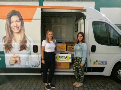 Fanny Weller (ADRAshop Koordinatorin Deutschland, links) und Anastasiia Bondarenko (Auszubildende Kauffrau im Einzelhandel bei der ADRA gGmbH, rechts) beladen den „Neuankömmling“ bei ADRA.
© Photo ADRA Deutschland e.V.