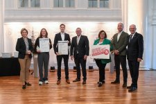 Strahlende Gesichter bei der Ehrung der Landessieger der Deutschen Meisterschaft im Handwerk (von links): Wirtschaftsministerin Nicole Hoffmeister-Kraut, die ersten Landessieger Lena Sponer und Mark Guttek, Mannheims Kammerpräsident Klaus Hofmann, die Leiterin des Geschäftsbereichs Berufsbildung der Handwerkskammer Mannheim, Claudia Orth, Ausbildungs- und Nachwuchssicherungsberater Leonard Kopp und Landeshandwerkspräsident Rainer Reichhold.