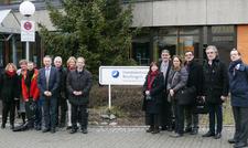 Karsten Altenburg, Ministerium für Finanzen und Wirtschaft Baden-Württemberg (links neben dem Handwerkskammer-Schild), mit den Leiterinnen und Leitern der Lehrlingsausbildungszentren der Region Rhônes-Alpes sowie Clemens Riegler, Leiter der Bildungsakademien der Handwerkskammer Reutlingen (vierter von links). Im Rahmen dieser Partnerschaft besuchten kürzlich Leiter von Lehrlingsausbildungszentren, die Centres de Formation d’Apprentis (CFA), bei einer Informationsreise in Baden-Württemberg auch die Bildungsakademie Tübingen der Handwerkskammer Reutlingen