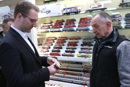 Für Dr. Mischak hat Karl-Heinz Kämmer die Vitrine geöffnet