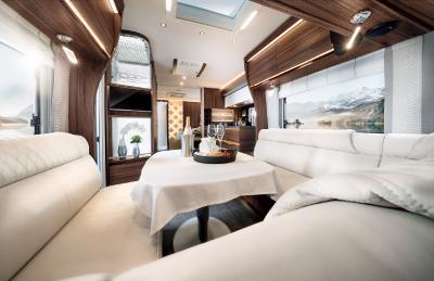 Blick in den neuen TABBERT CELLINI: dunkles Holz, exquisites Beleuchtungskonzept, zeitlose Eleganz – DER Wohnwagen in der Luxusklasse / Foto: Knaus Tabbert GmbH