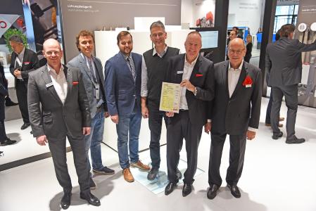 Im Rahmen der ISH wurde STIEBEL ELTRON das Passivhaus-Zertifikat für das Lüftungsheizgerät LWZ 604 air verliehen