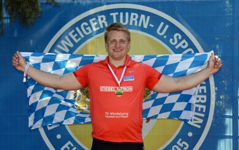 Mit der Bayernflagge im Eintrachtstadion: Tristan Schwandke erkämpfte sich mit 70,85 Metern zum zweiten Mal den deutschen Meistertitel im Hammerwerfen / Elmos Photo-Design