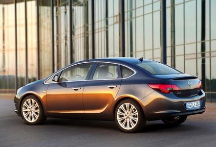 Sportlich-elegante Limousine komplettiert Opel Astra-Familie