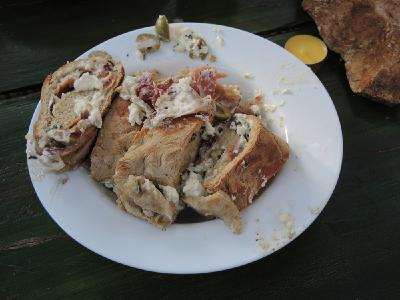 Mit Schinken, Käse und Oliven gefülltes, selbstgebackenes Brot.