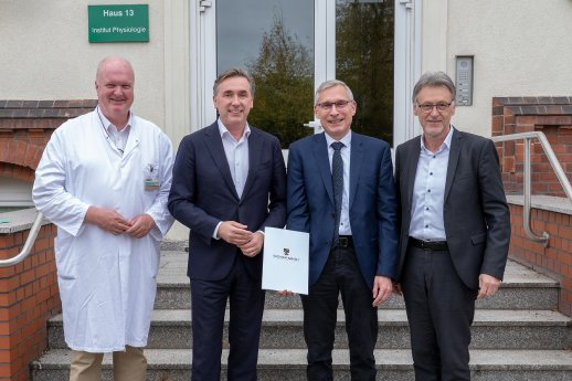 Fördermittelübergabe_Therapieansätze gegen Alzheimer_Schubert_UMMD.jpg