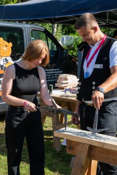 Dame beim Schieferhämmern - Foto Handwerkskammer Berlin  Cathrin Bauer.jpg