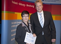 Als Jahresbeste wurde Fotografenmeisterin Stefanie Eichler mit einer Auszeichnung durch Filialdirektor Andreas Geibel von der Signal-Iduna Versicherungsgruppe ausgezeichnet